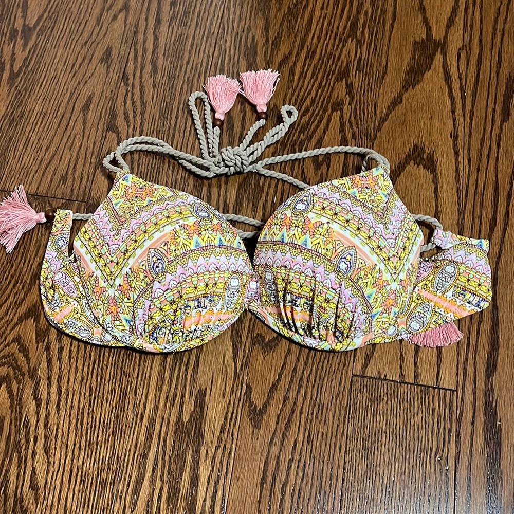 Victoria’s Secret Bikini Top. Size: 34C.